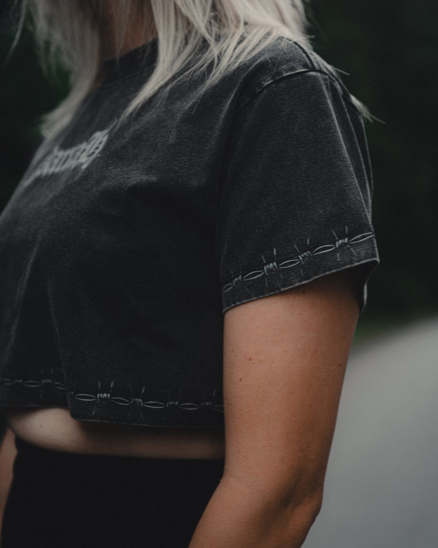 BARBED ACID-WASH CROP TOP