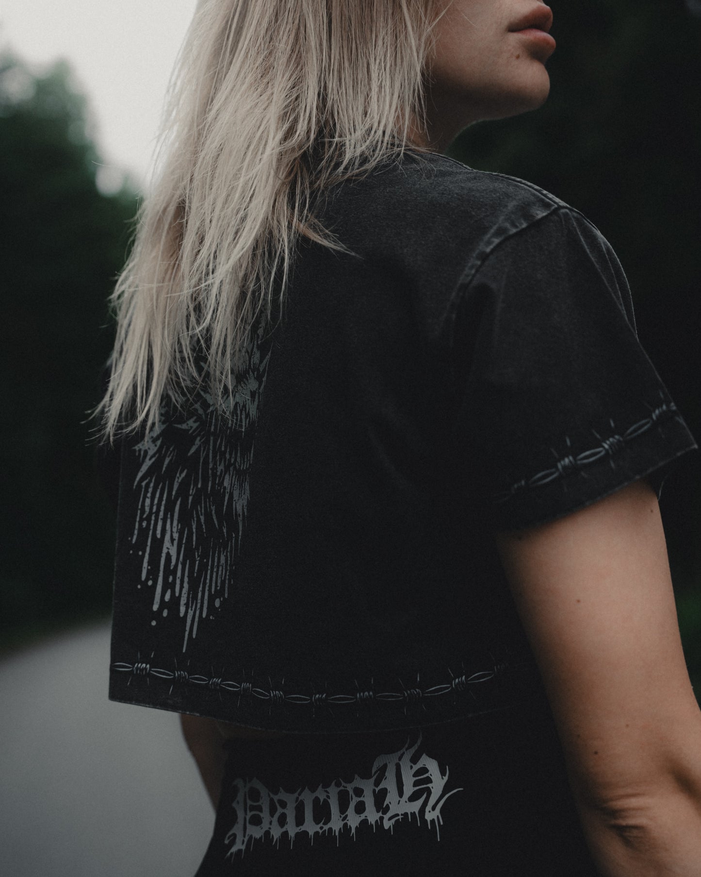 BARBED ACID-WASH CROP TOP